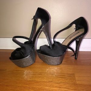 Halston stiletto heels 👠